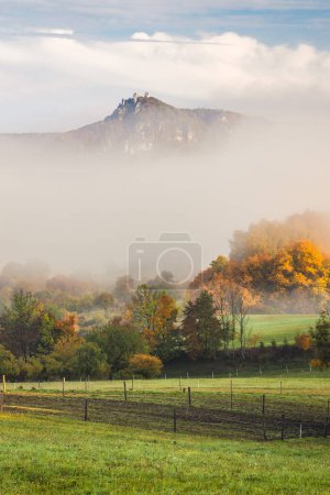 Foto de Un paisaje con montaña rodeada de niebla en la temporada de otoño. Las rocas de Sulov, reserva natural nacional en el noroeste de Eslovaquia, Europa. - Imagen libre de derechos