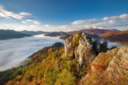 Foto de Vista panorámica del paisaje montañoso de otoño con valle brumoso. Las rocas de Sulov, reserva natural nacional en el noroeste de Eslovaquia, Europa. - Imagen libre de derechos