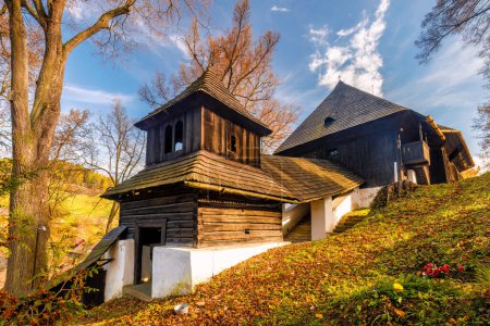 Foto de La iglesia histórica articular de madera en otoño en Eslovaquia, Europa. - Imagen libre de derechos