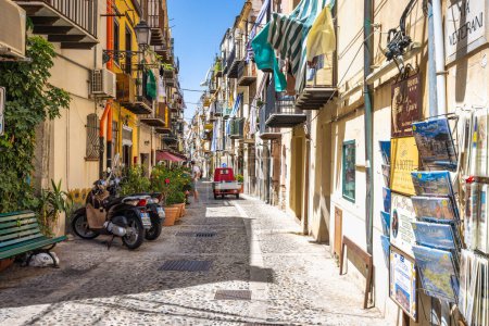 Foto de CEFALU, ITALIA - 16 JULIO 2023: Calle en el centro de la ciudad, un destino atractivo en Sicilia. - Imagen libre de derechos
