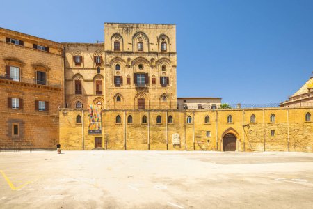 Foto de PALERMO, ITALIA - 18 DE JULIO DE 2023: El Palazzo dei Normanni - Palacio Real de Palermo, monumento y atracción turística en la capital de Sicilia. - Imagen libre de derechos