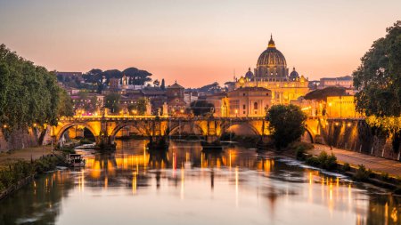 Téléchargez les photos : ROME, ITALIE - 10 MAI 2022 : Ponte Sant'Angelo avec la basilique Saint-Pierre au coucher du soleil. - en image libre de droit