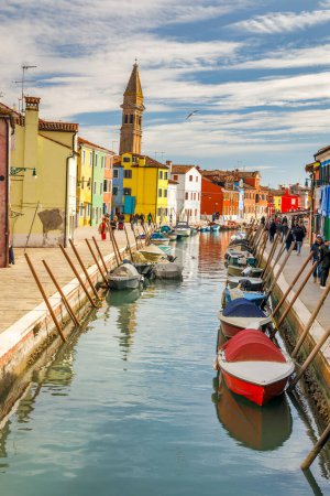 Téléchargez les photos : BURANO, ITALIE - 3 MARS 2023 : L'île près de Venise avec des canaux entre des maisons colorées. - en image libre de droit