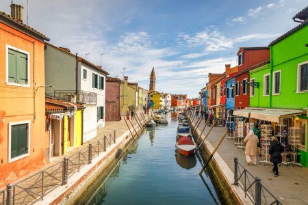 Foto de BURANO, ITALIA - 3 DE MARZO DE 2023: La isla cerca de Venecia con canales entre casas coloridas. - Imagen libre de derechos