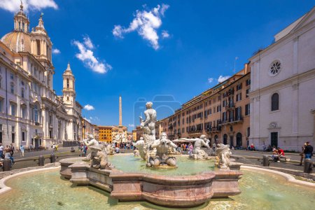 Téléchargez les photos : ROME, ITALIE - 11 MAI 2022 : Fontana del Moro, la fontaine Maure sur la place Navona. - en image libre de droit