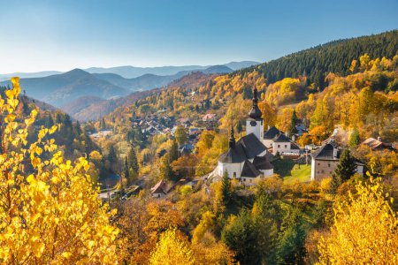 Téléchargez les photos : Le village de Spania Dolina avec église et bâtiments historiques dans la vallée du paysage d'automne, Slovaquie, Europe. - en image libre de droit