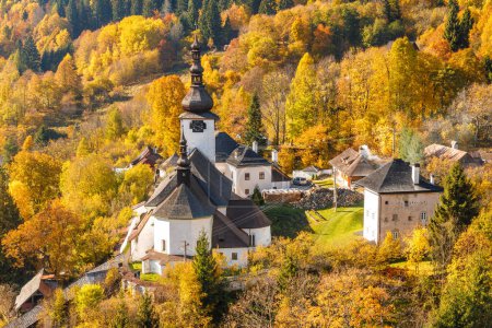 Téléchargez les photos : Eglise dans le village Spania Dolina à l'automne, Slovaquie, Europe. - en image libre de droit