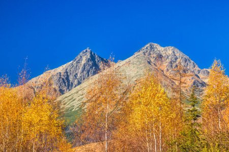 Téléchargez les photos : Lomnica Peak en automne. Le deuxième plus haut sommet des Hautes Tatras de Slovaquie, Europe
. - en image libre de droit