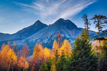 Téléchargez les photos : Lomnica Peak au coucher du soleil en automne. Le deuxième plus haut sommet des Hautes Tatras de Slovaquie, Europe. - en image libre de droit