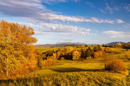 Téléchargez les photos : Paysage rural d'automne avec les montagnes des Tatras occidentales en Slovaquie au coucher du soleil dans un fond. La région d'Orava en Slovaquie, Europe. - en image libre de droit