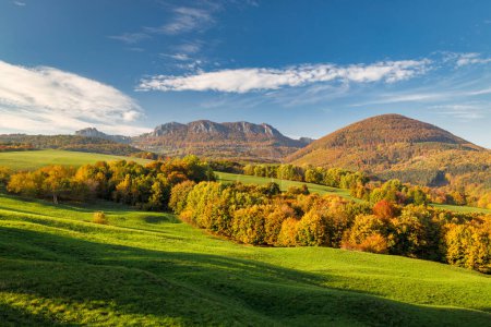 Téléchargez les photos : Vue du paysage d'automne avec des montagnes rocheuses en arrière-plan. La Réserve Naturelle Nationale Vrsatec dans les Carpates Blanches, Slovaquie, Europe. - en image libre de droit