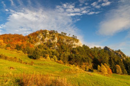 Foto de Vista del paisaje montañoso de otoño. La Reserva Natural Nacional Vrsatec en las Montañas Cárpatas Blancas, Eslovaquia, Europa. - Imagen libre de derechos