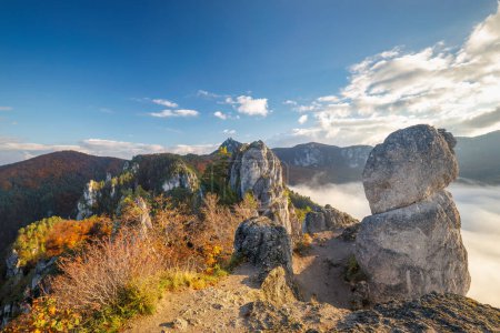 Téléchargez les photos : Paysage montagneux avec vallée brumeuse pendant la matinée d'automne. The Sulov Rocks, réserve naturelle nationale au nord-ouest de la Slovaquie, Europe. - en image libre de droit