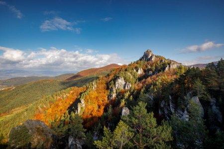 Foto de Paisaje de montaña durante la mañana de otoño. Las rocas de Sulov, reserva natural nacional en el noroeste de Eslovaquia, Europa. - Imagen libre de derechos