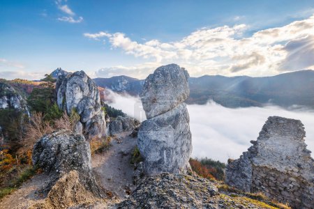 Téléchargez les photos : La ruine du château de Sulov à l'automne matin. The Sulov Rocks, réserve naturelle nationale au nord-ouest de la Slovaquie, Europe. - en image libre de droit