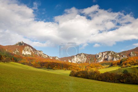 Foto de Paisaje montañoso otoñal con colinas rocosas. Las rocas de Sulov, reserva natural nacional en el noroeste de Eslovaquia, Europa. - Imagen libre de derechos