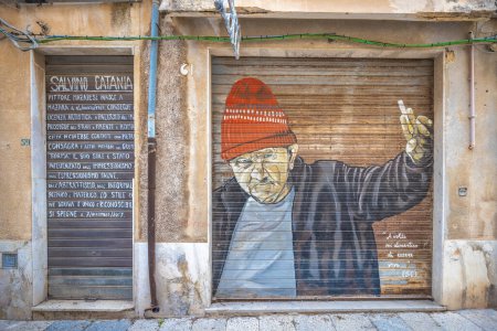 Téléchargez les photos : MAZARA DEL VALLO, ITALIE - 8 JUILLET 2023 : Street art dans le centre-ville, connu sous le nom de Kasbah avec des éléments d'architecture arabe. - en image libre de droit