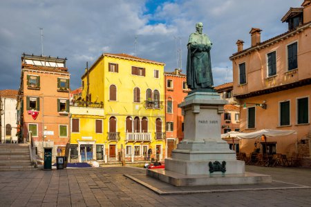 Foto de VENECIA, ITALIA - 2 DE MARZO DE 2023: La plaza de Santa Fosca con estatuas de Paolo Sarpi. - Imagen libre de derechos