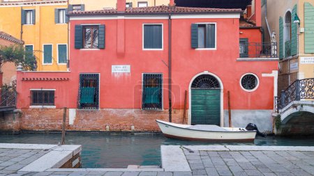 Téléchargez les photos : VENISE, ITALIE - 3 MARS 2023 : Canal avec bâtiments historiques dans le centre de la ville. - en image libre de droit