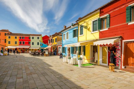 Foto de BURANO, ITALIA - 03 DE MARZO DE 2023: Calle con casas coloridas, isla cerca de Venecia. - Imagen libre de derechos