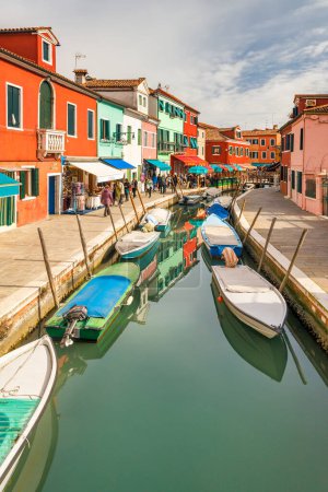 Téléchargez les photos : BURANO, ITALIE - 3 MARS 2023 : L'île près de Venise avec des canaux entre des maisons colorées. - en image libre de droit