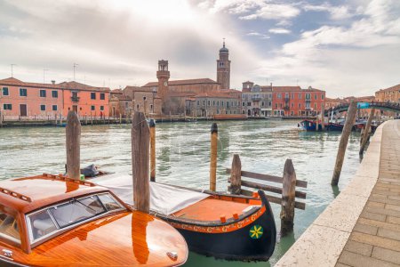 Téléchargez les photos : MURANO, ITALIE - 3 MARS 2023 : Canal avec bâtiments historiques sur l'île près de Venise. - en image libre de droit