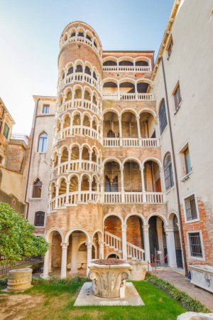 Foto de VENECIA, ITALIA - 4 DE MARZO DE 2023: El Palazzo Contarini del Bovolo, palacio con la famosa escalera de caracol. - Imagen libre de derechos
