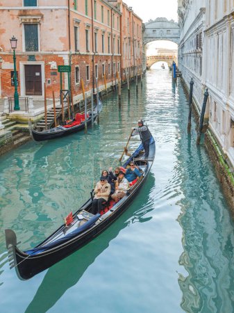 Téléchargez les photos : VENISE, ITALIE - 4 MARS 2023 : Gondole avec passagers au pont des Soupirs. - en image libre de droit