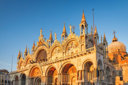 Téléchargez les photos : VENISE, ITALIE - 4 MARS 2023 : La basilique cathédrale Saint-Marc à Venise au coucher du soleil. - en image libre de droit