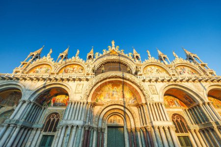 Foto de VENECIA, ITALIA - 4 DE MARZO DE 2023: La Basílica Catedral de San Marcos en Venecia al atardecer. - Imagen libre de derechos