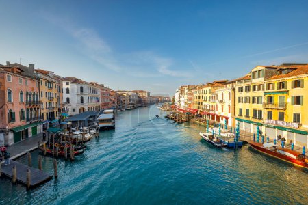 Téléchargez les photos : VENISE, ITALIE - 5 MARS 2023 : Le Grand Canal par une belle matinée ensoleillée, vue du pont du Rialto. - en image libre de droit