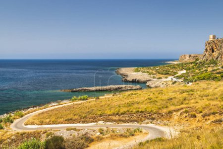 Foto de La costa del mar en el noroeste de Sicilia, cerca de la ciudad de San Vito lo Capo. - Imagen libre de derechos