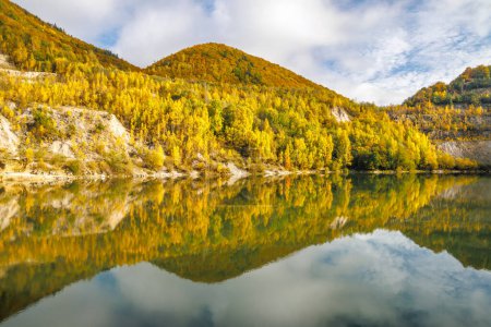 Téléchargez les photos : Paysage d'automne avec reflet de collines colorées dans le lac. Carrière inondée près du village Sutovo en Slovaquie, Europe. - en image libre de droit