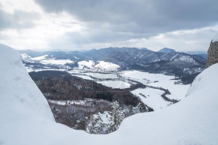 Téléchargez les photos : Paysage hivernal enneigé avec chaîne de montagnes rocheuses. Réserve naturelle nationale Sulov Rocks, Slovaquie, Europe. - en image libre de droit