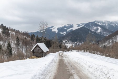 Téléchargez les photos : Route dans un paysage hivernal avec des montagnes enneigées. Région de Liptov en Slovaquie, Europe. - en image libre de droit