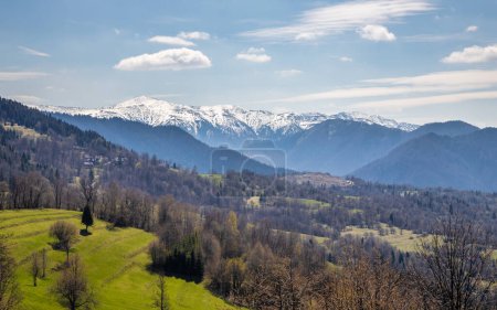 Téléchargez les photos : Paysage printanier avec des montagnes enneigées en arrière-plan. Vue du parc national Mala Fatra en Slovaquie, Europe. - en image libre de droit