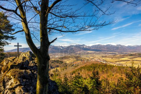 Foto de Paisaje primaveral con vistas a la montaña del parque nacional Mala Fatra en Eslovaquia, Europa. - Imagen libre de derechos