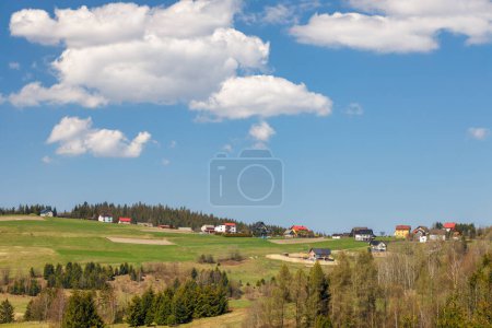 Foto de Un paisaje montañoso con pueblos en las colinas en el sur de Polonia, Europa. - Imagen libre de derechos