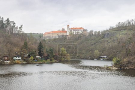Castillo de Bitov sobre el embalse de Vranov en la región de Znojmo en Moravia del Sur, República Checa, Europa.