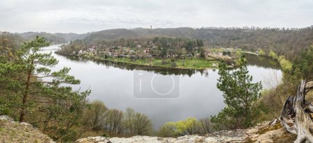 Vista panorámica del embalse de Vranov en el río Dyje cerca de la ciudad de Vranov nad Dyji en Moravia del Sur, República Checa, Europa.