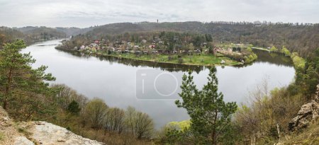 Vista panorámica del embalse de Vranov en el río Dyje cerca de la ciudad de Vranov nad Dyji en Moravia del Sur, República Checa, Europa.