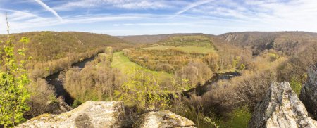 Téléchargez les photos : Vue panoramique depuis le belvédère de neuf moulins dans le parc national de Podyji, près de la ville de Znojmo en Moravie du Sud, République tchèque, Europe. - en image libre de droit
