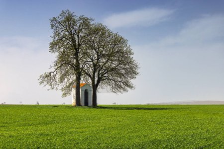 Téléchargez les photos : Chapelle dans les champs près du parc national de Podyji, près de la ville de Znojmo en Moravie du Sud, République tchèque, Europe. - en image libre de droit