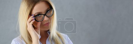 Téléchargez les photos : Portrait d'élégant cadre de lunettes tactile blonde femme d'affaires, jeune femme réussie posant. Modélisation, succès, photo, patron, concept beauté. Espace de copie - en image libre de droit