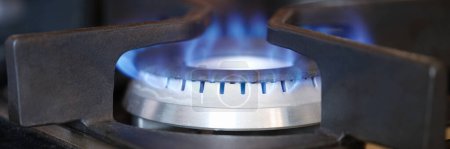 Foto de Quemador de gas en la estufa con fuego azul en el primer plano de casa. Concepto de regulación del precio del gas - Imagen libre de derechos