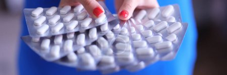 Foto de Manos femeninas sosteniendo muchas ampollas con pastillas de primer plano. Tratamiento con suplementos dietéticos concepto - Imagen libre de derechos