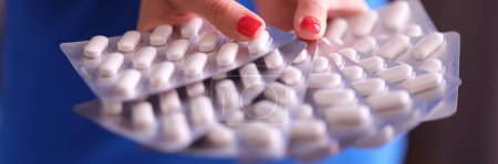 Foto de La mujer tiene muchas pastillas en la ampolla. Medicamentos y cuidado de la salud o suplemento dietético - Imagen libre de derechos