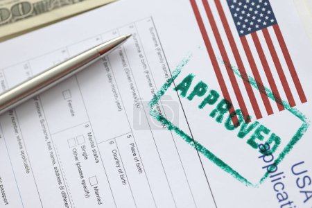Téléchargez les photos : USA visa approved rubber stamp and application form. Assistance in obtaining and processing visas to USA concept - en image libre de droit