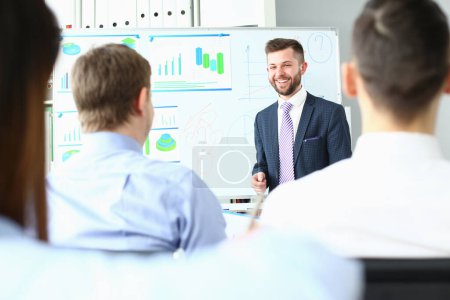 Téléchargez les photos : Smiling boss conducts business training for employees. Marketing successful conference concept - en image libre de droit