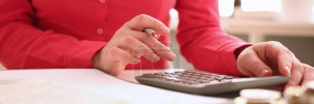 Téléchargez les photos : Woman secretary counts on calculator in office closeup. Business budget and company expenses - en image libre de droit